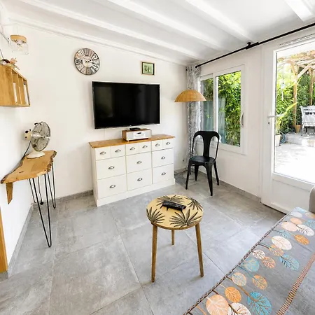 Maison Bord De *